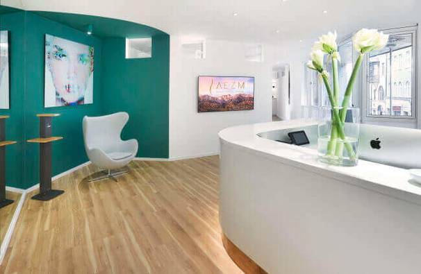 Praxis Christopher Chrissostomou, Haarzentrum in München, Empfang